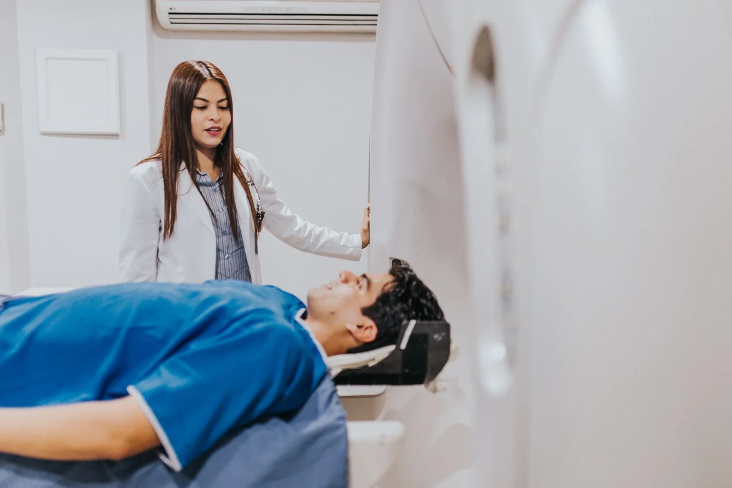 Fono Aprende Colombia · healthcare professional with elderly patient hospital