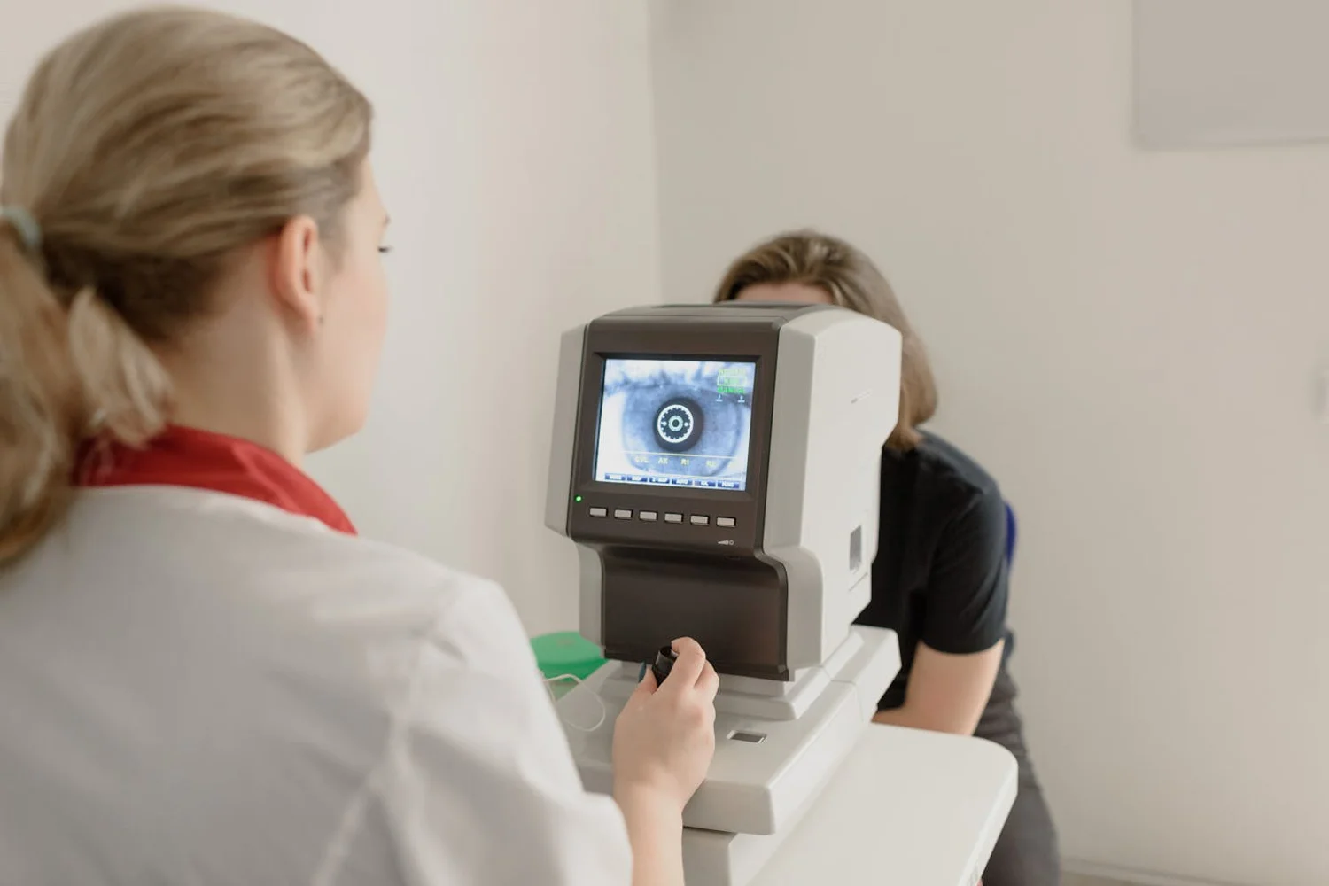 Fono Aprende Colombia · audiologist with patient hearing test clinic