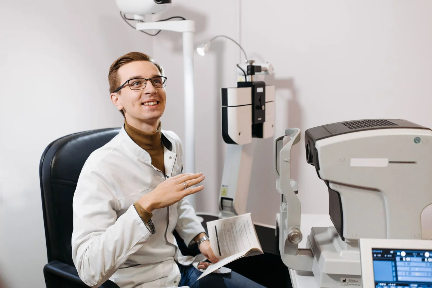 Fono Aprende Colombia · audiologist balance assessment patient clinic