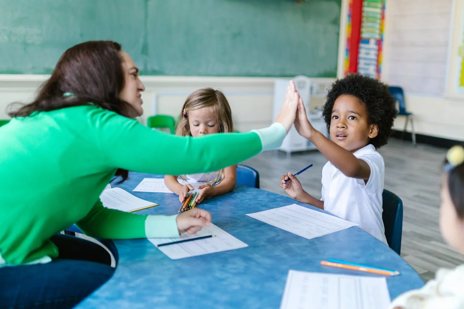 Fono Aprende Colombia · speech therapist working with school child