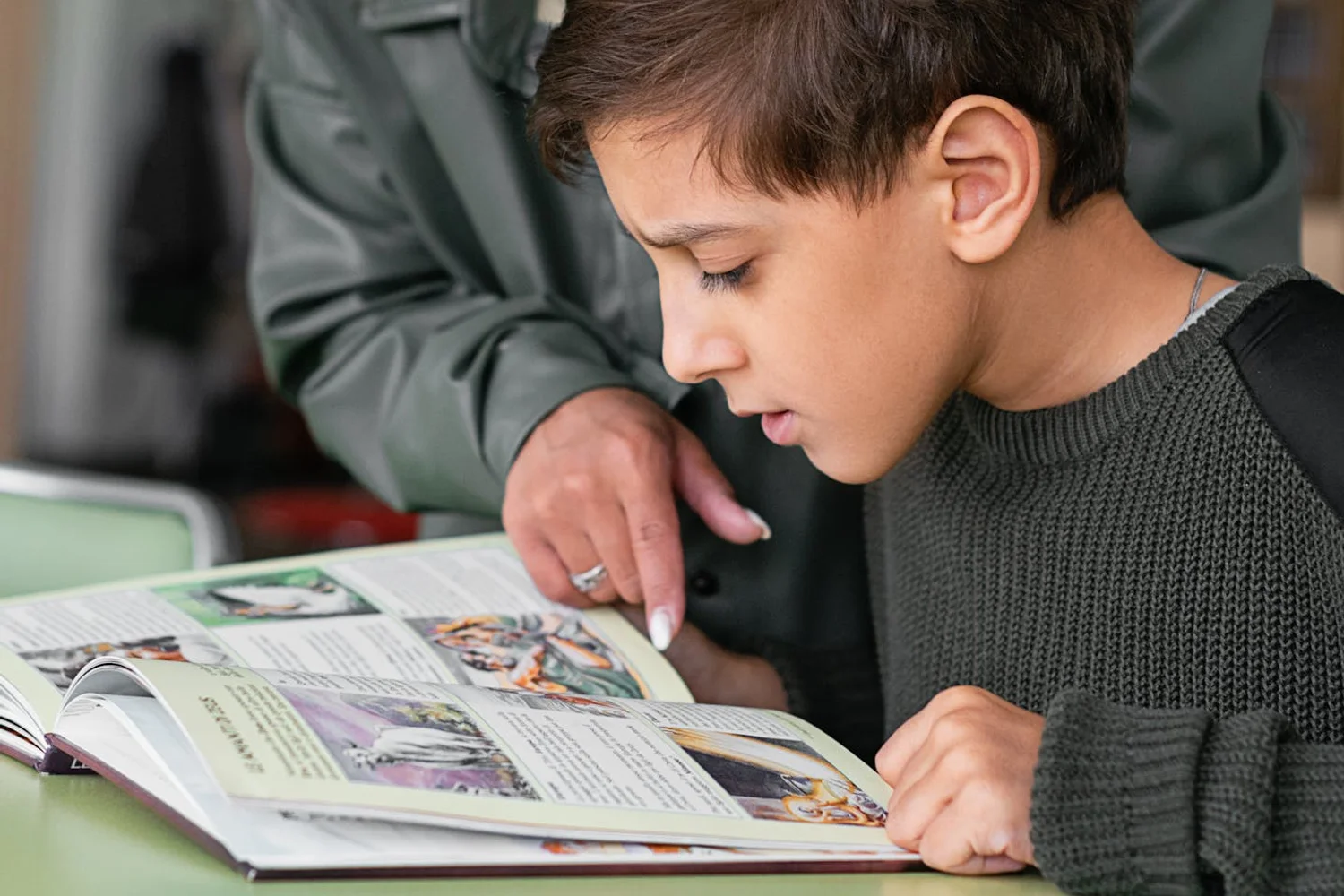 Fono Aprende Colombia · child reading learning support professional