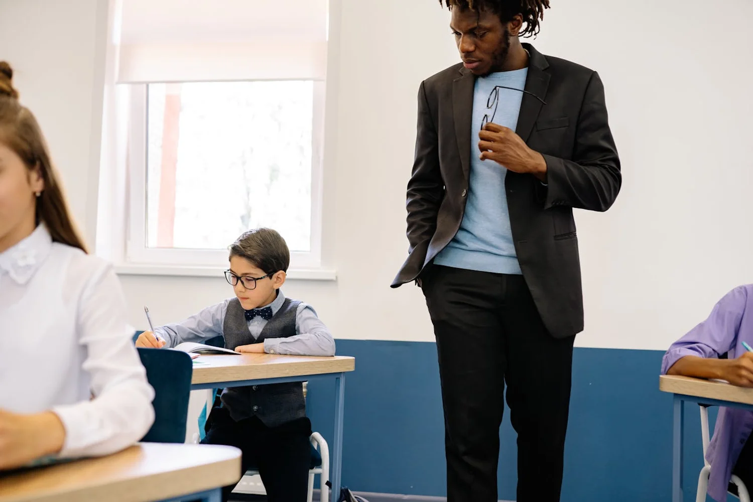 Fono Aprende Colombia · school professional working with children classroom