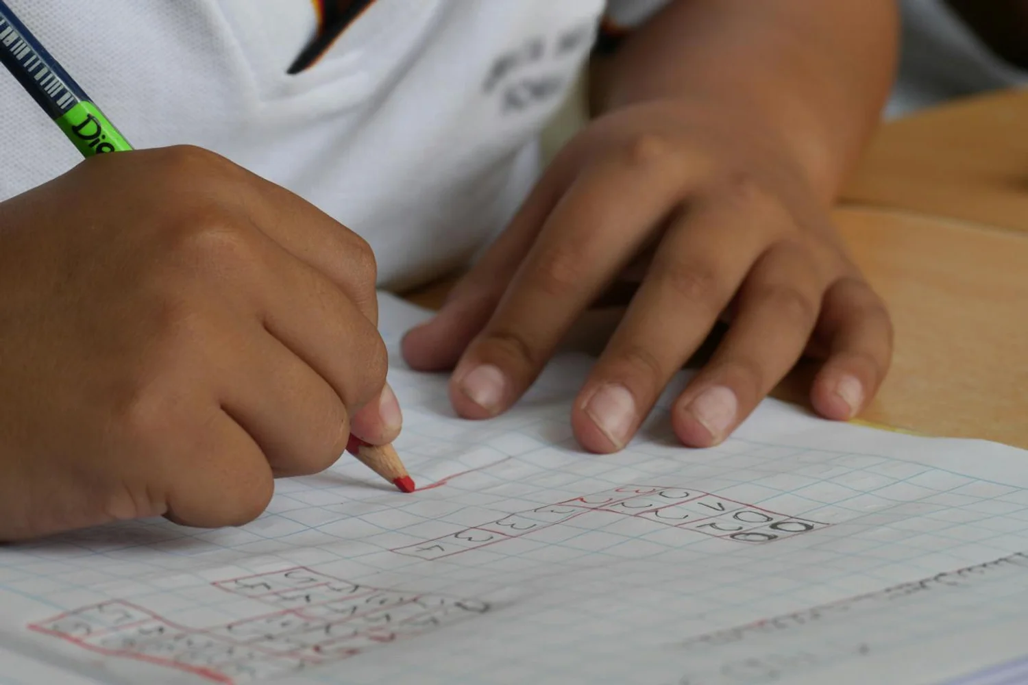 Fono Aprende Colombia · child writing handwriting practice school