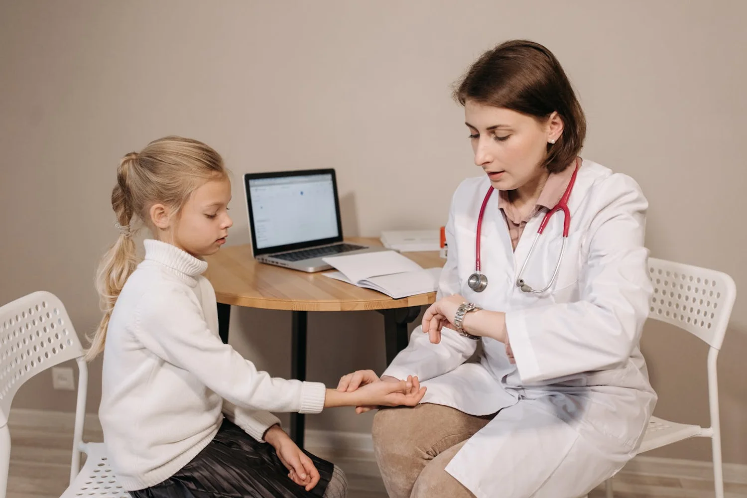 Fono Aprende Colombia · pediatrician examining infant clinic