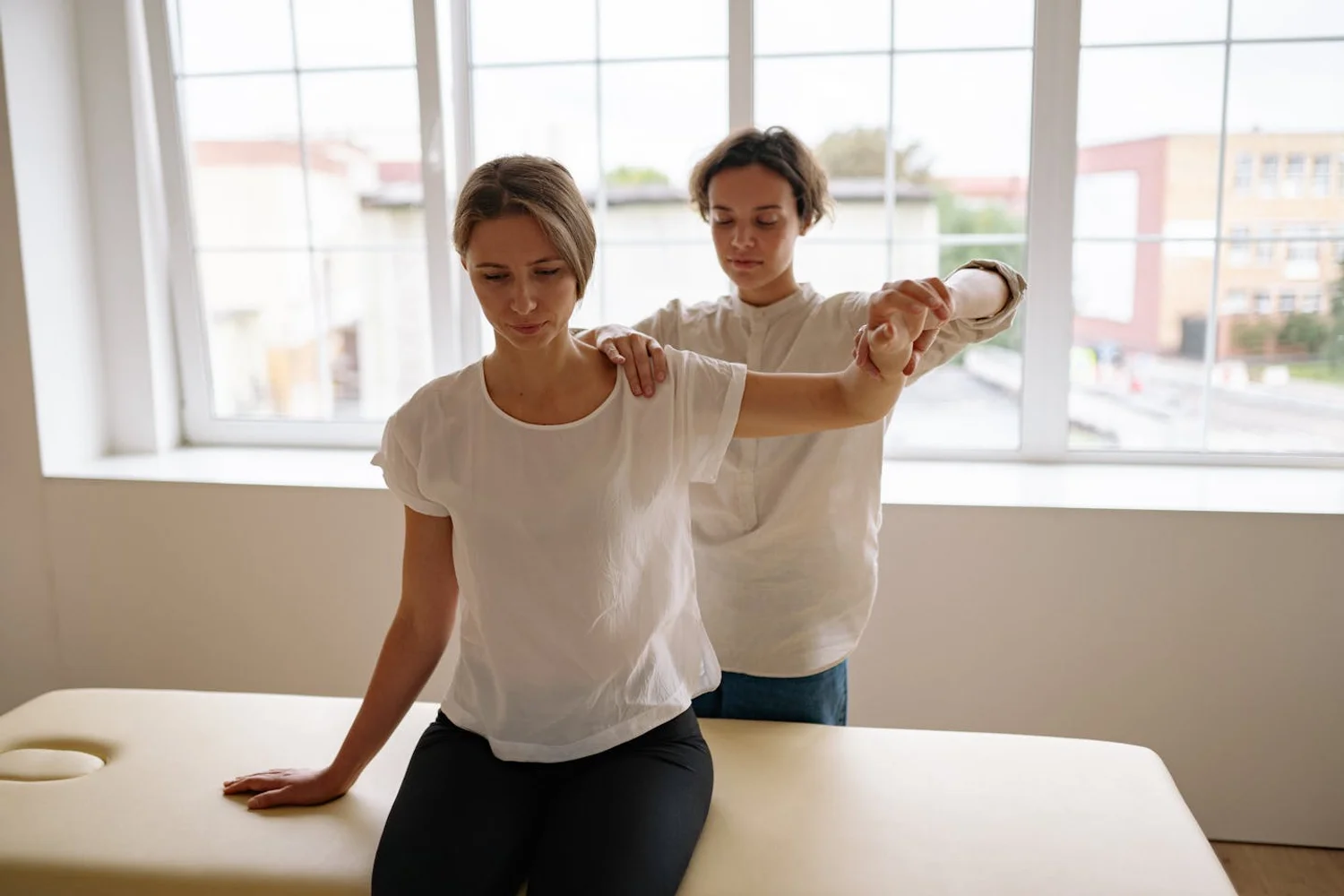 Fono Aprende Colombia · therapist guiding patient session clinic