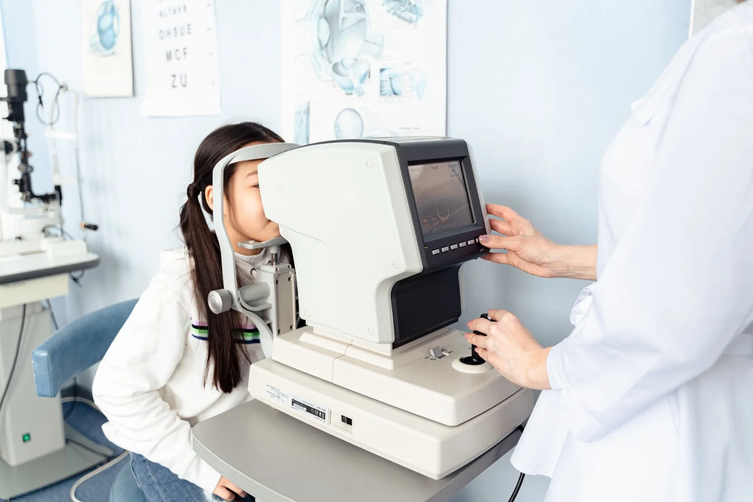 Fono Aprende Colombia · audiology professional patient testing booth