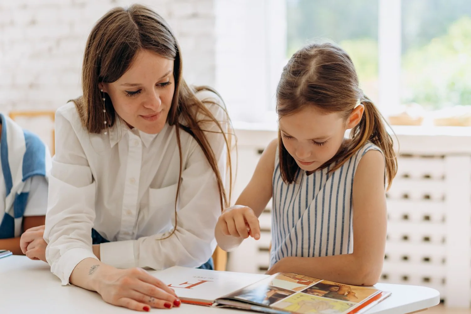 Fono Aprende Colombia · child reading difficulty tutor classroom