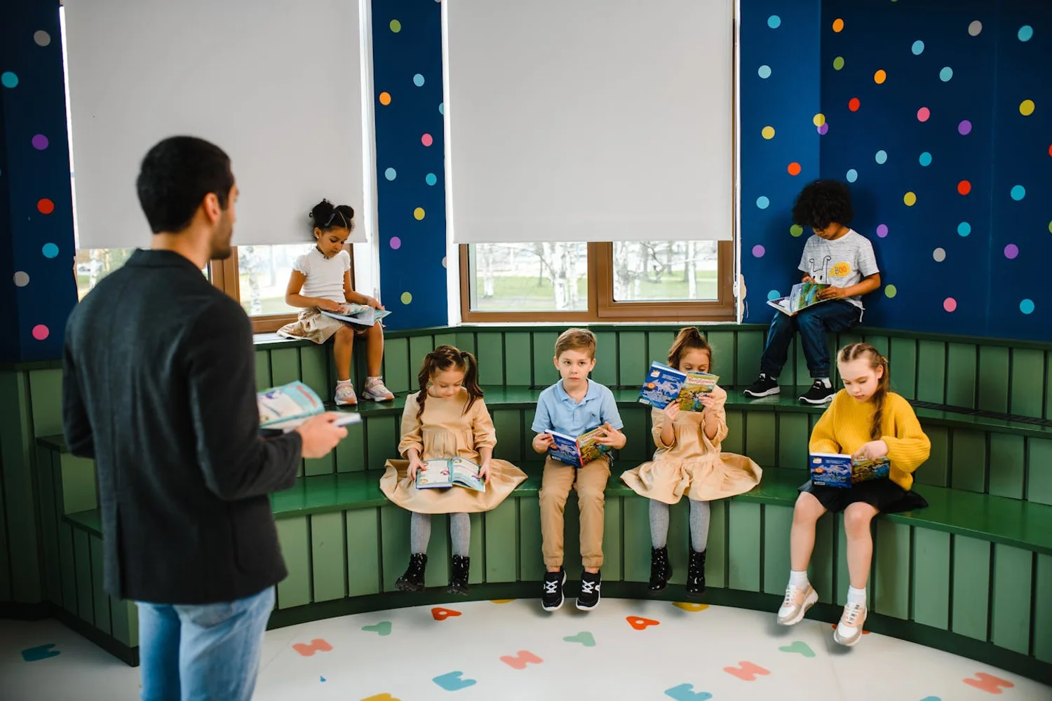 Fono Aprende Colombia · teacher reading story group children classroom