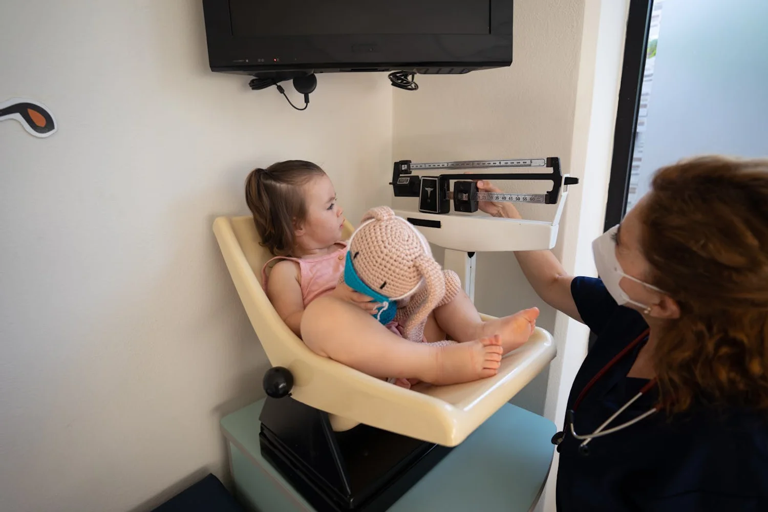 Fono Aprende Colombia · speech therapist working with toddler clinic