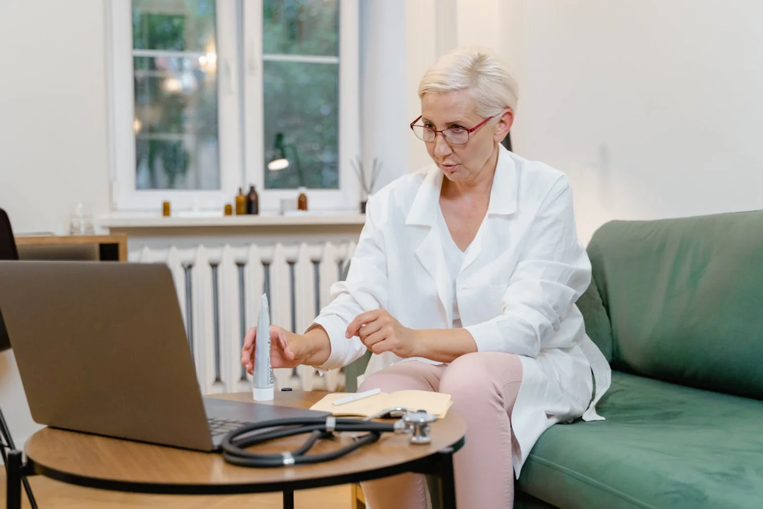 Fono Aprende Colombia · speech therapist working with elderly patient