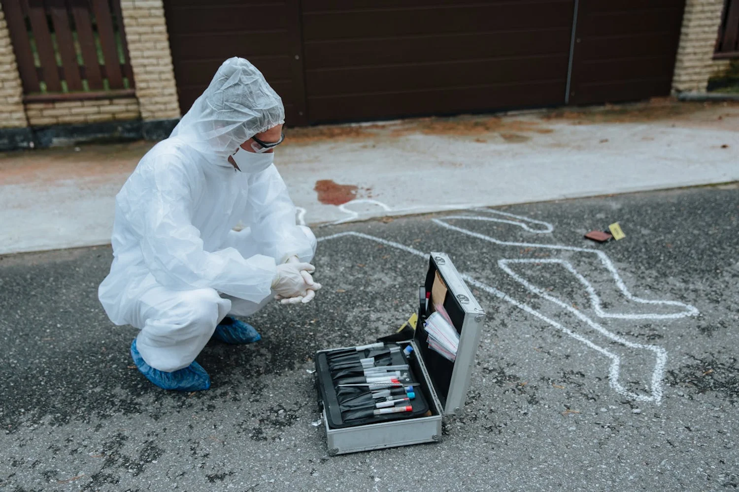 Fono Aprende Colombia · forensic analyst working in laboratory