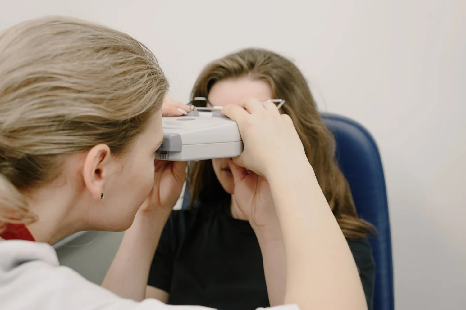 Fono Aprende Colombia · audiologist hearing test adult patient