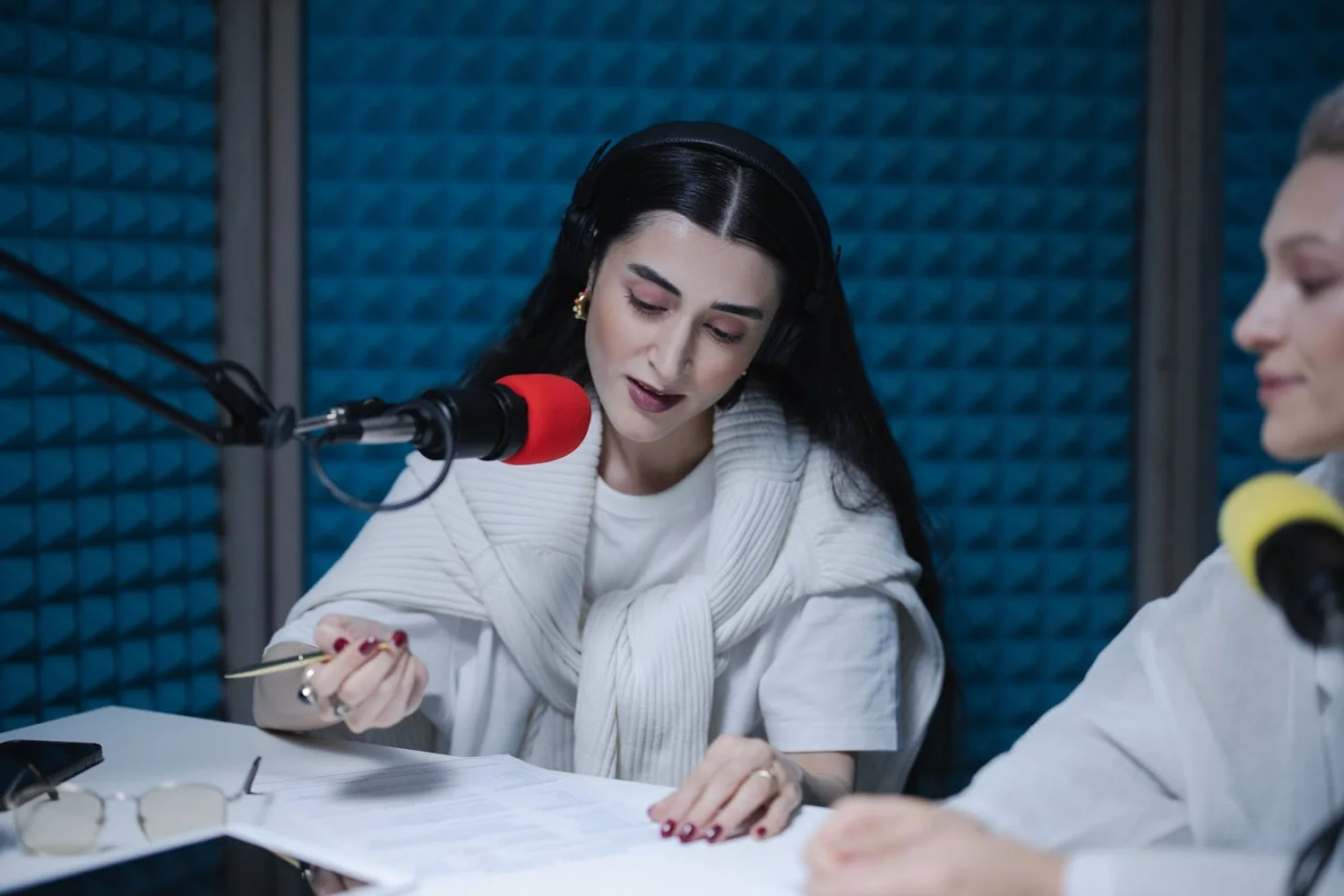 Fono Aprende Colombia · radio broadcaster microphone professional