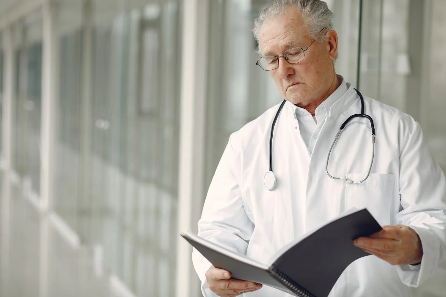 Fono Aprende Colombia · nutritionist elderly patient hospital