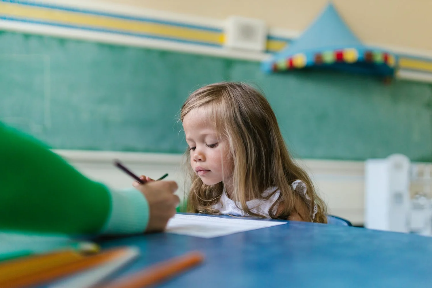Fono Aprende Colombia · child writing therapy school clinic
