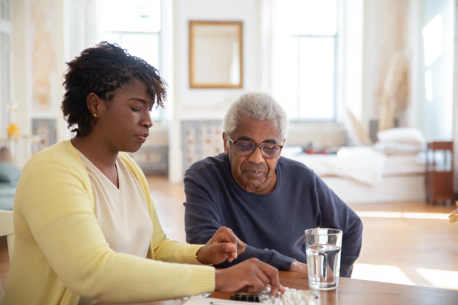 Fono Aprende Colombia · elderly patient memory care nurse