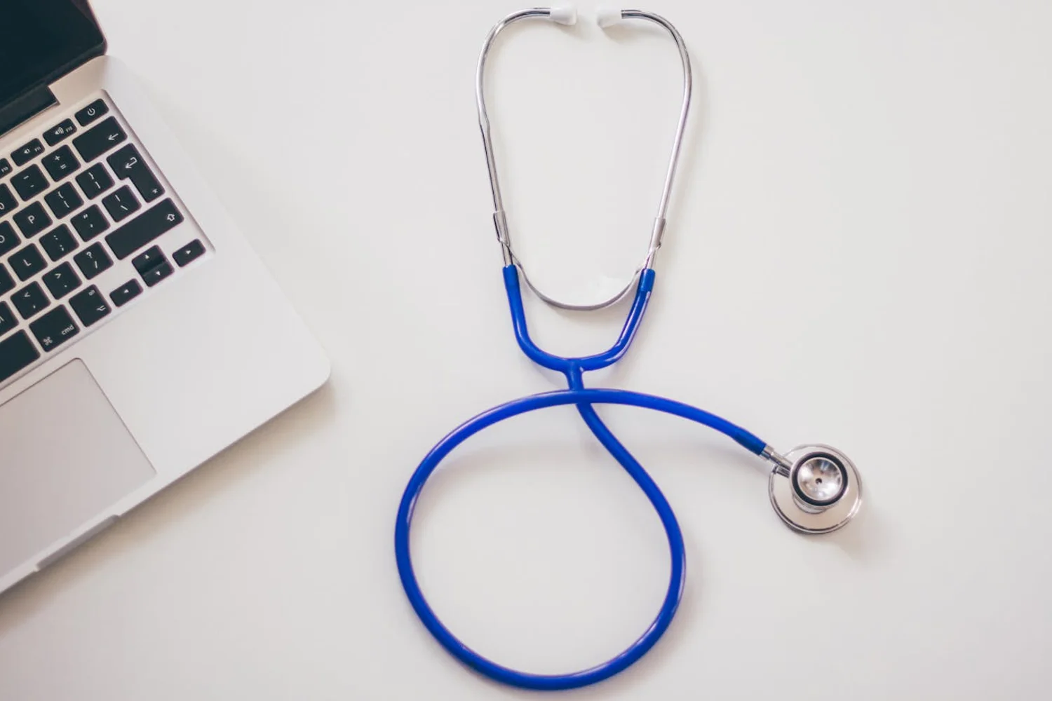 Fono Aprende Colombia · technology healthcare professional laptop