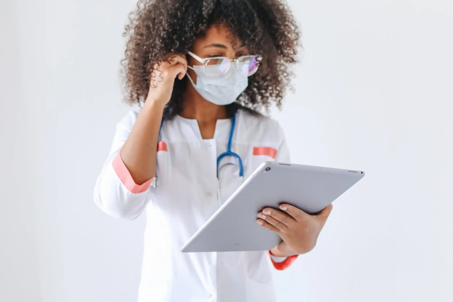 Fono Aprende Colombia · telemedicine tablet healthcare professional