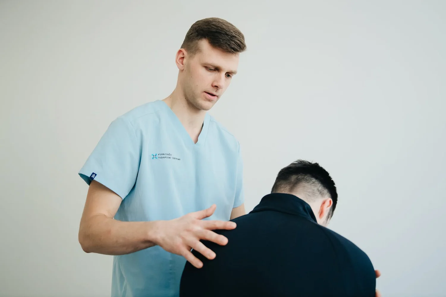 Fono Aprende Colombia · physiotherapist balance assessment patient