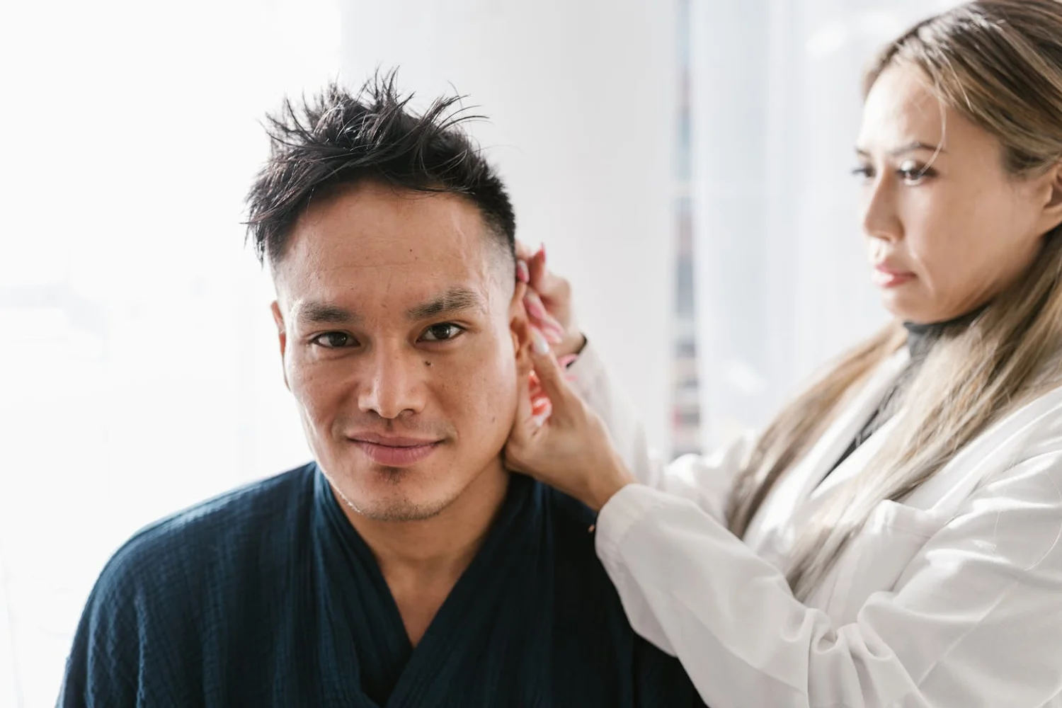 Fono Aprende Colombia · audiologist hearing aid fitting patient