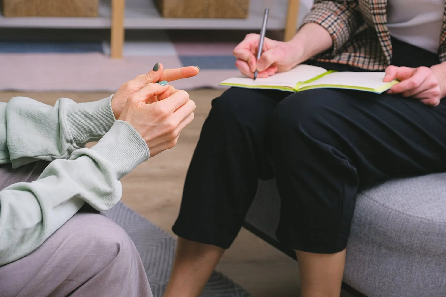 Fono Aprende Colombia · speech therapist child writing therapy