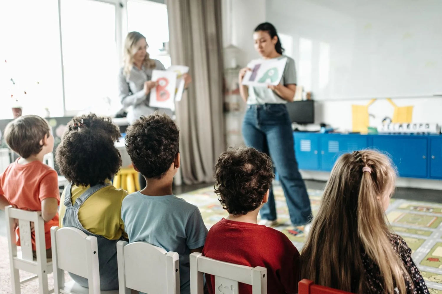 Fono Aprende Colombia · inclusive classroom diverse children teacher