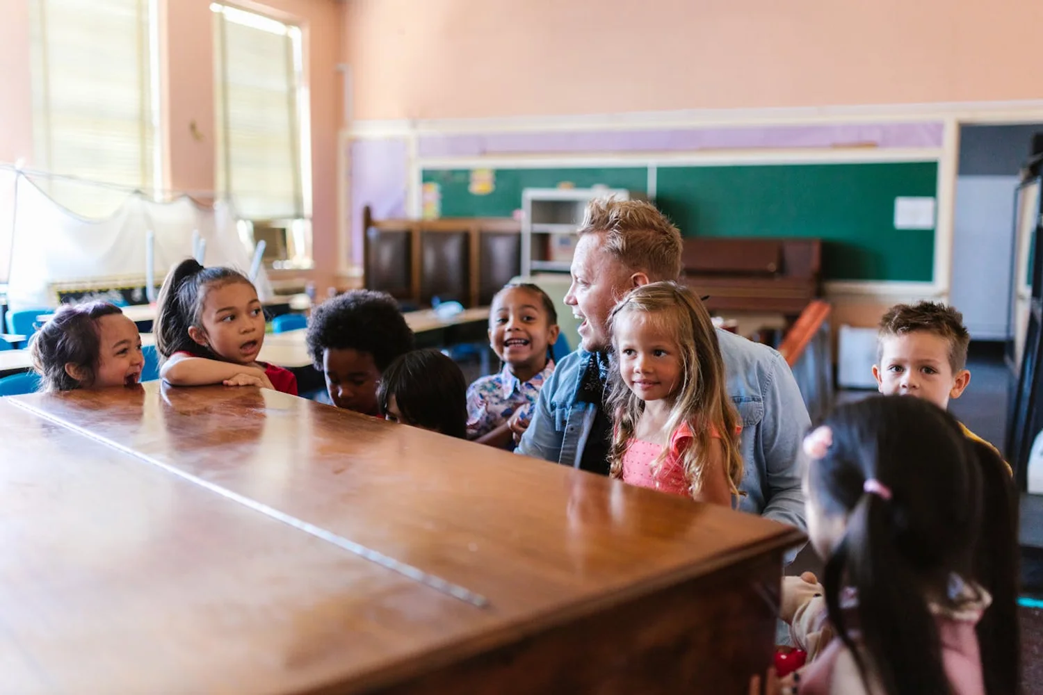 Fono Aprende Colombia · teacher classroom children diverse learning