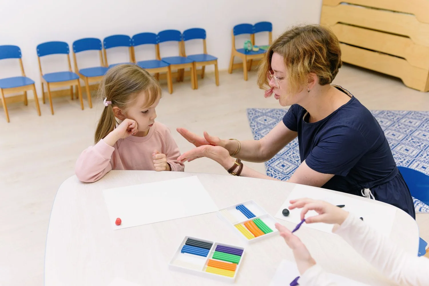 Fono Aprende Colombia · speech therapist school classroom child