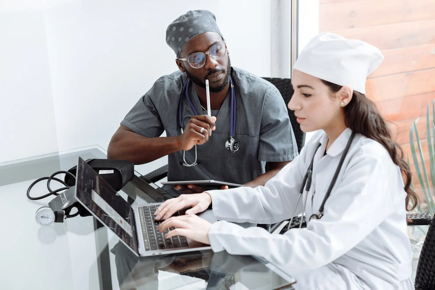 Fono Aprende Colombia · health team meeting professionals planning