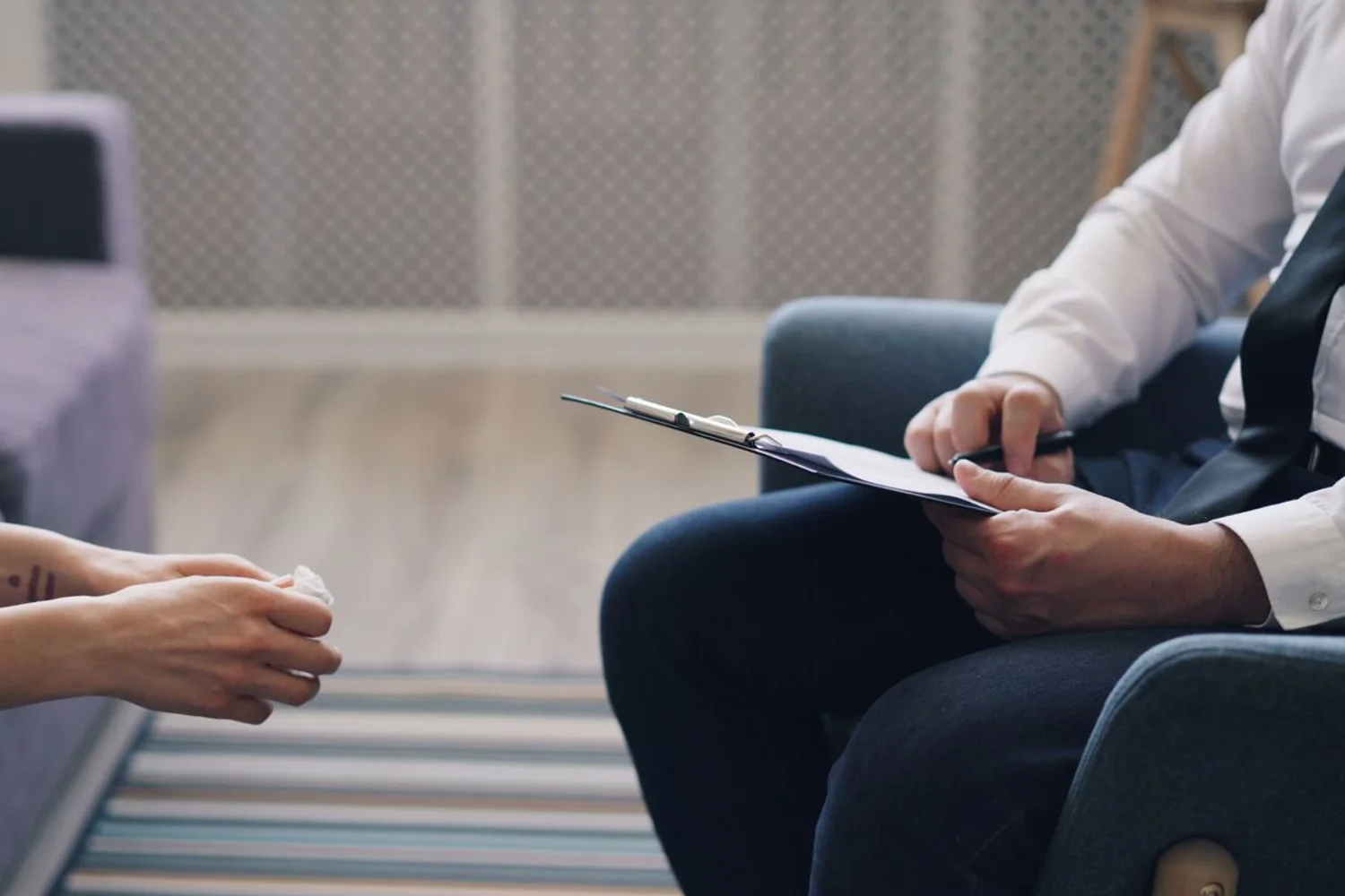 Fono Aprende Colombia · psychologist patient conversation therapy clinic