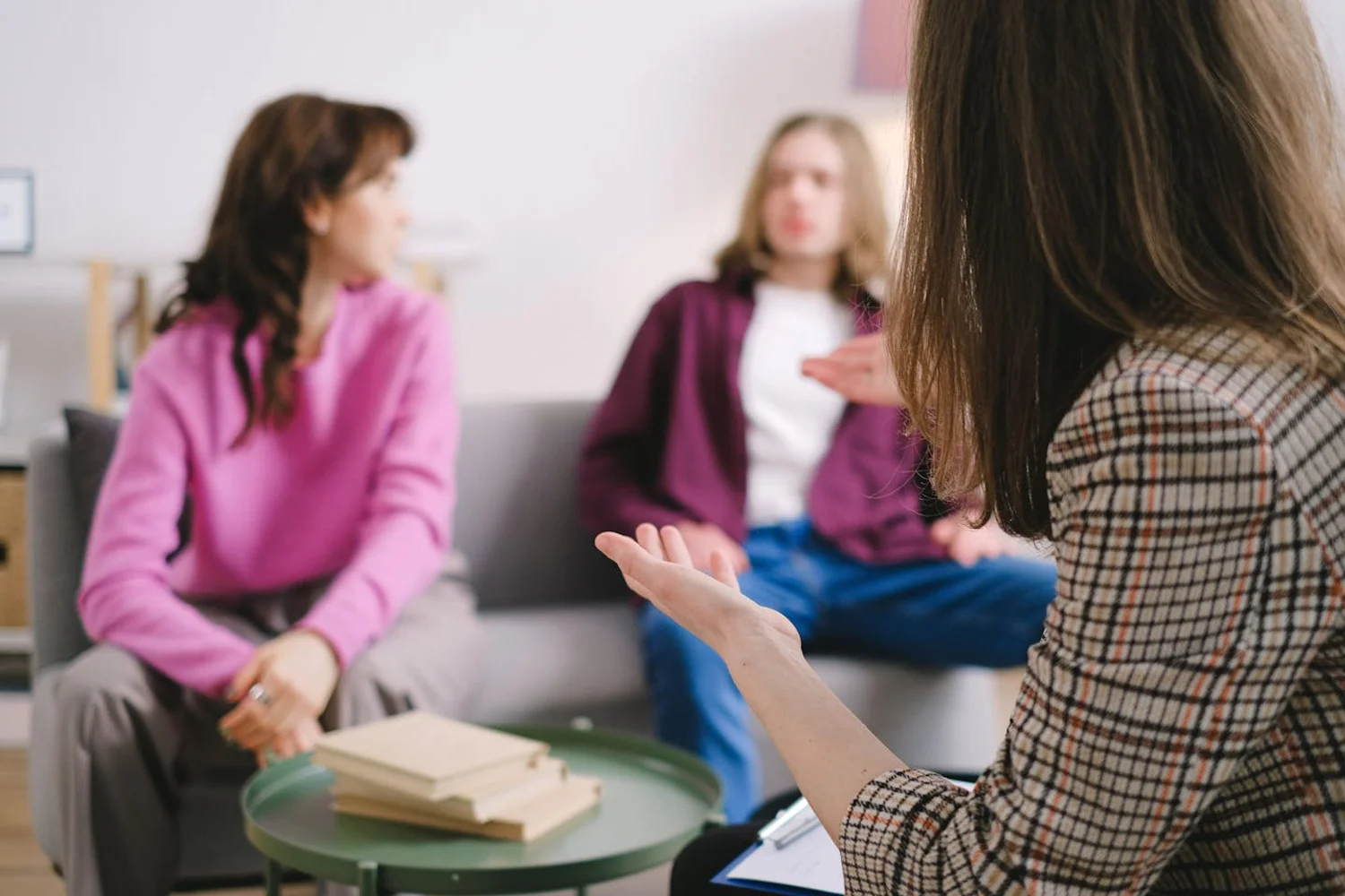 Fono Aprende Colombia · group conversation therapy session professional