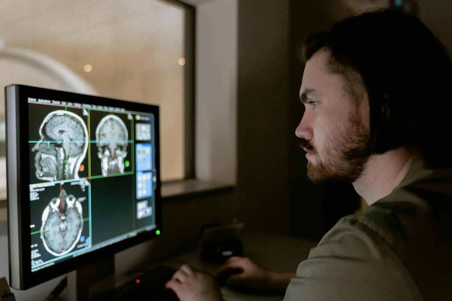 Fono Aprende Colombia · neuropsychologist examining brain scan professional
