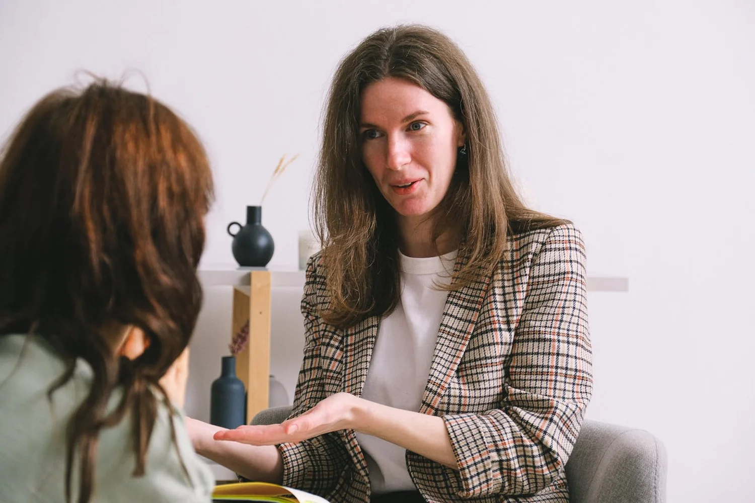 Fono Aprende Colombia · speech therapist deaf patient consultation