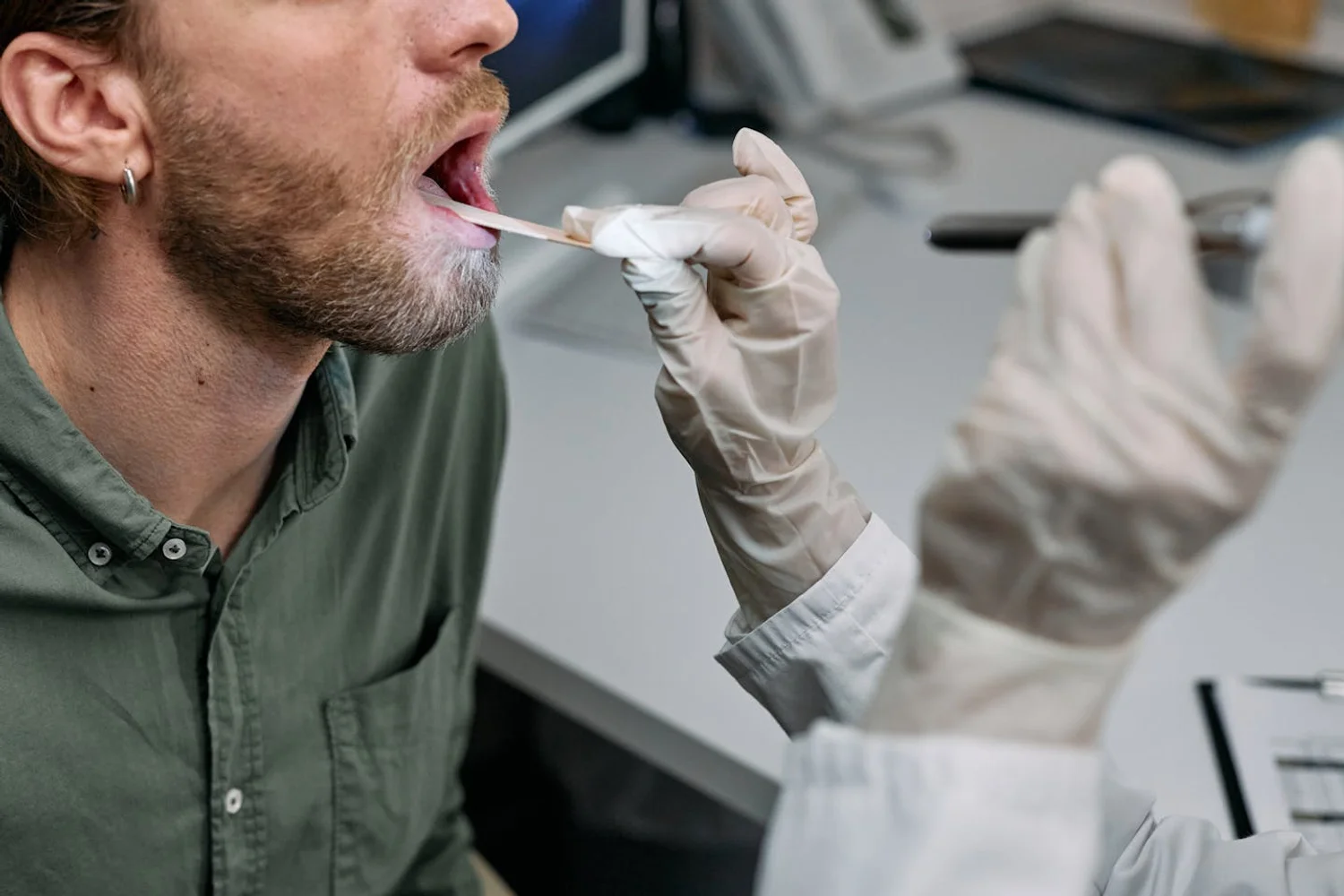 Fono Aprende Colombia · oral cancer specialist patient consultation