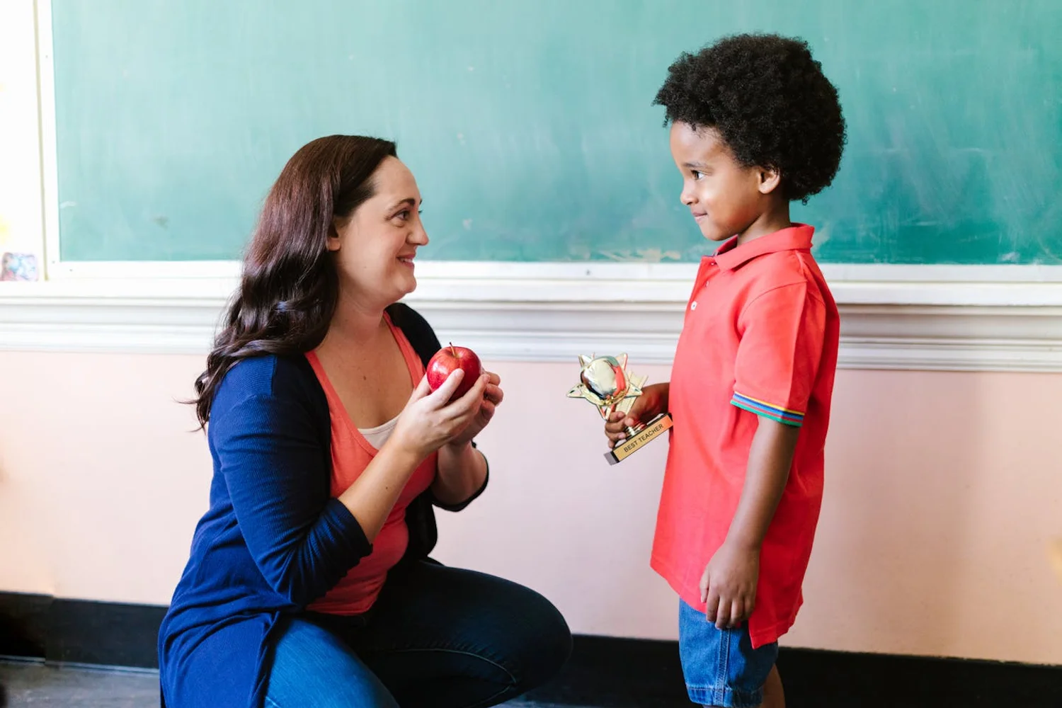 Fono Aprende Colombia · child school teacher classroom