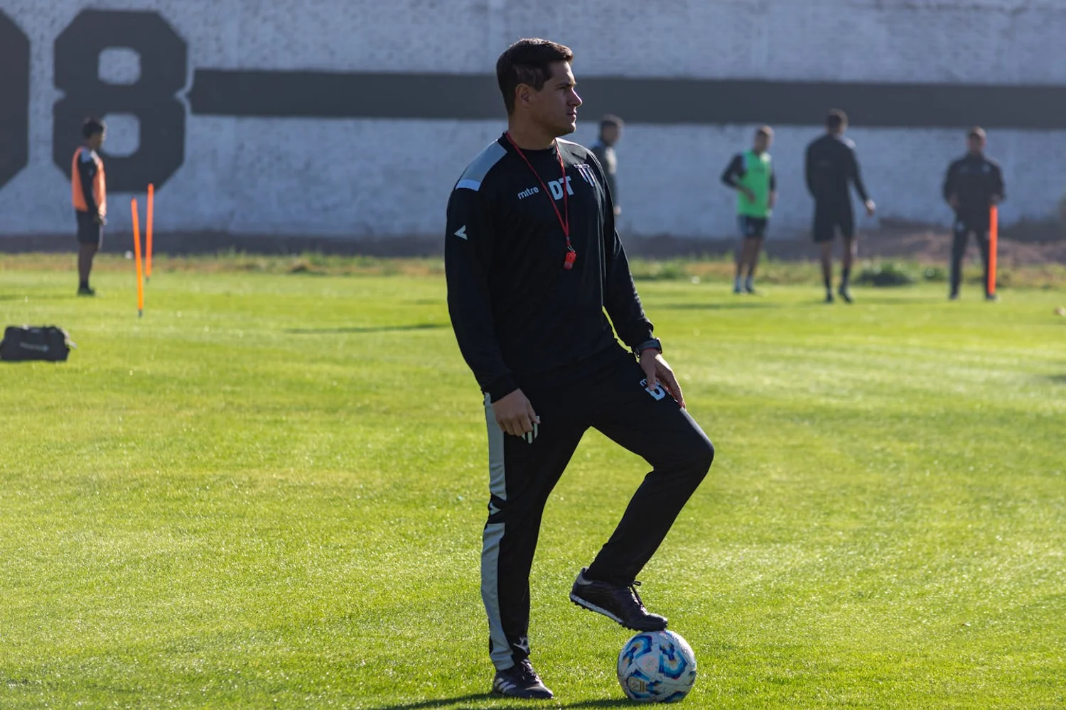 Fono Aprende Colombia · sports coach team gesture professional