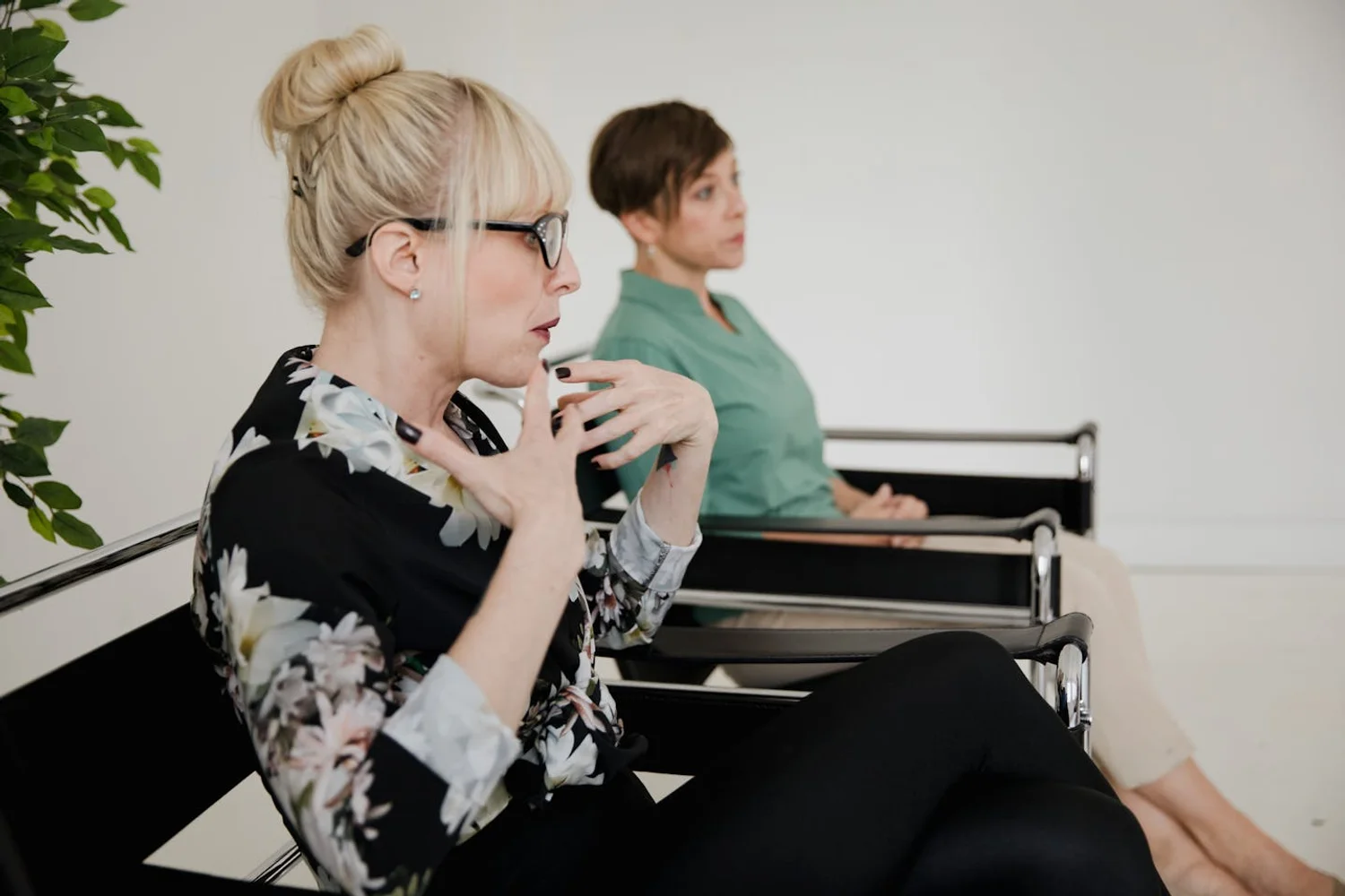 Fono Aprende Colombia · therapist body language adult consultation