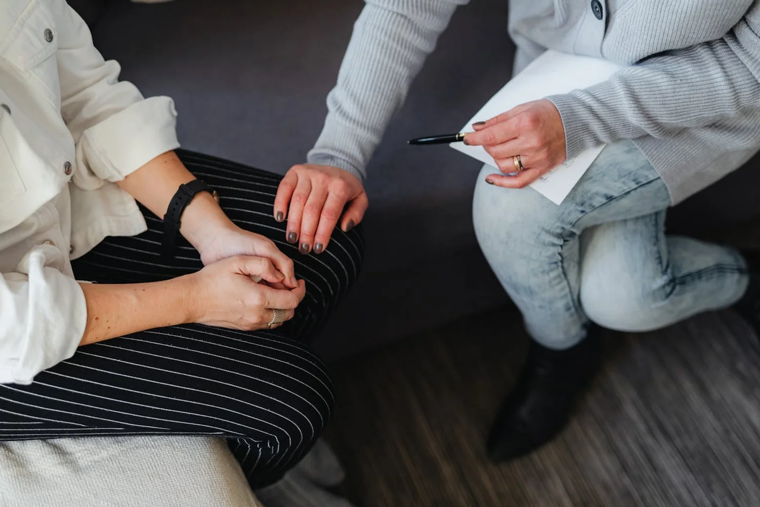 Fono Aprende Colombia · therapist hand touch professional consultation