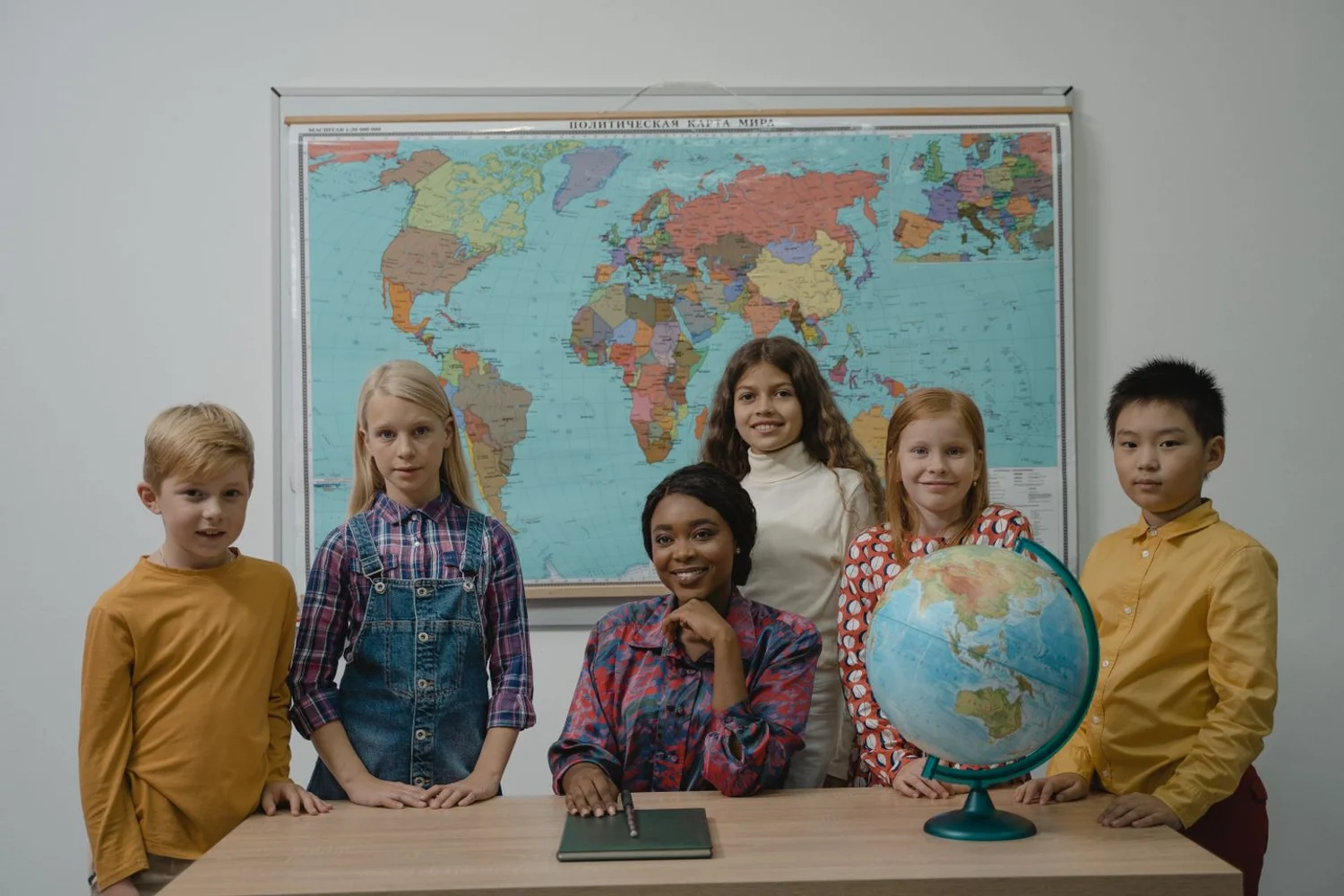 Fono Aprende Colombia · multicultural classroom children diverse