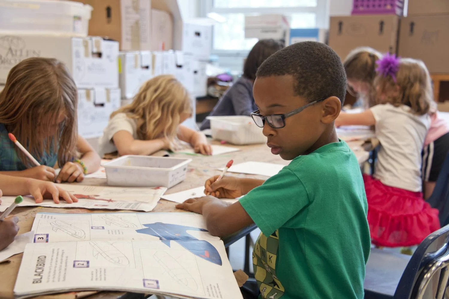 Fono Aprende Colombia · children reading classroom diverse