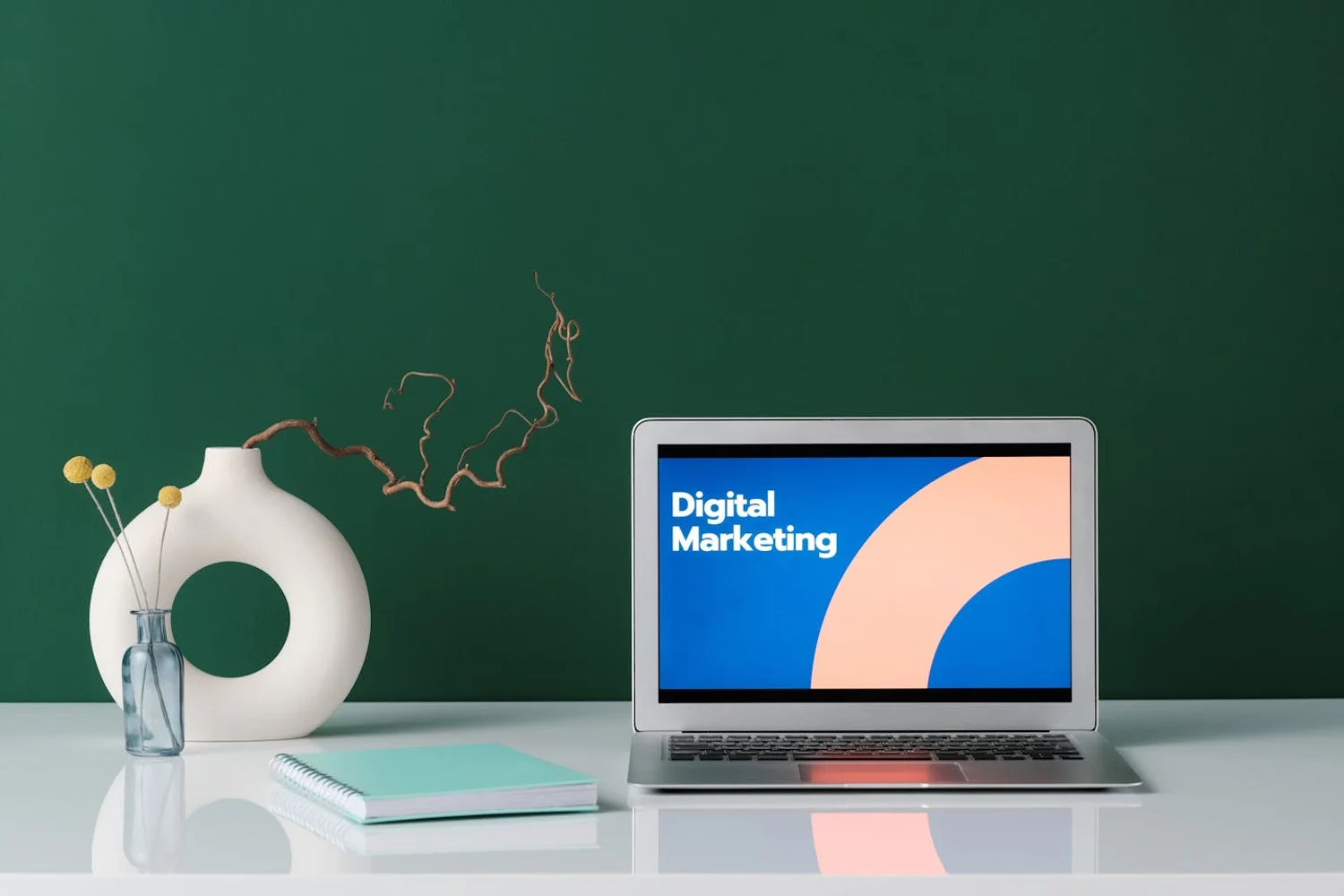 Fono Aprende Colombia · digital marketing professional office laptop