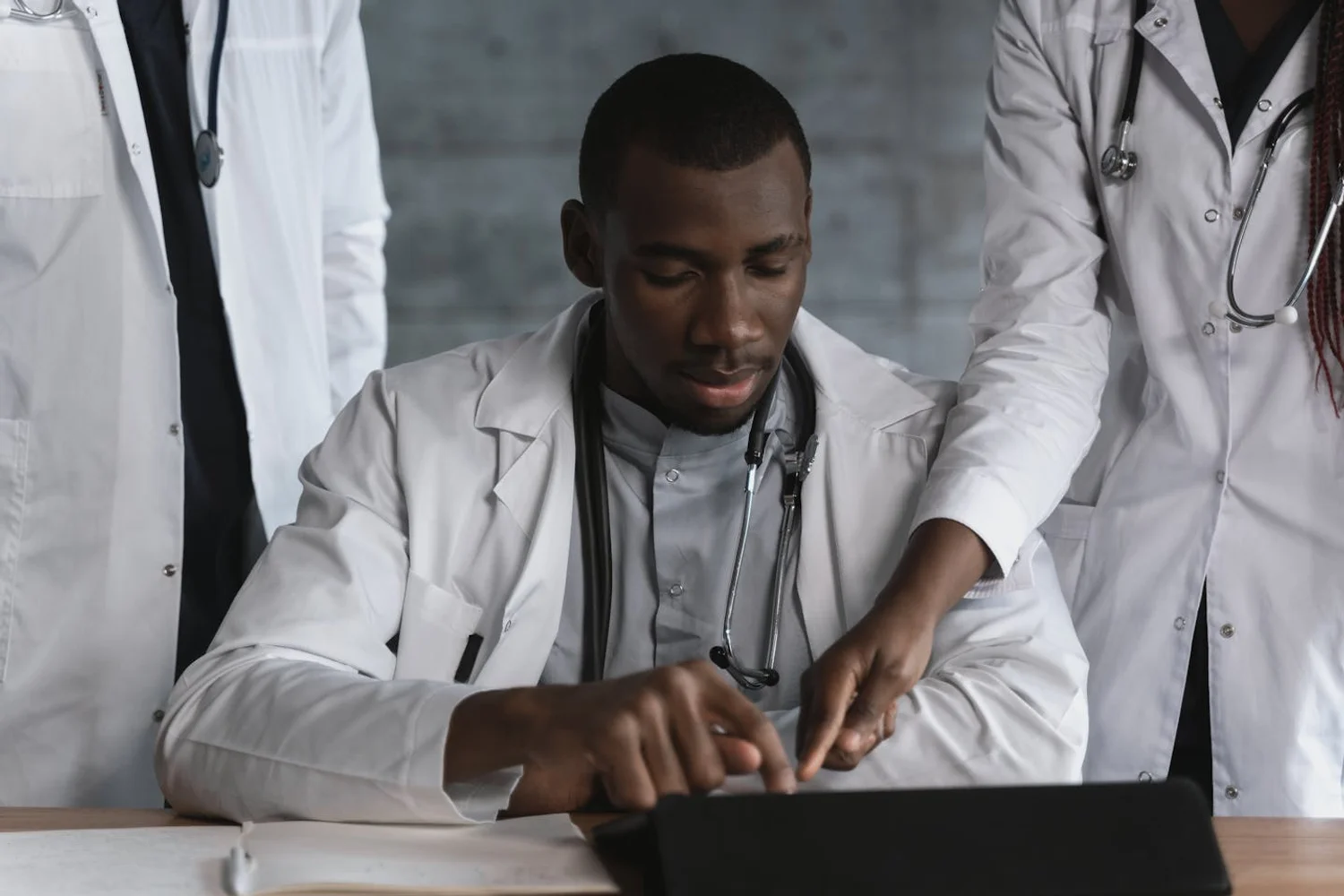 Fono Aprende Colombia · healthcare professional team meeting