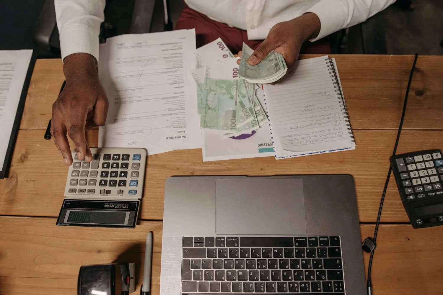 Fono Aprende Colombia · accounting professional office desk