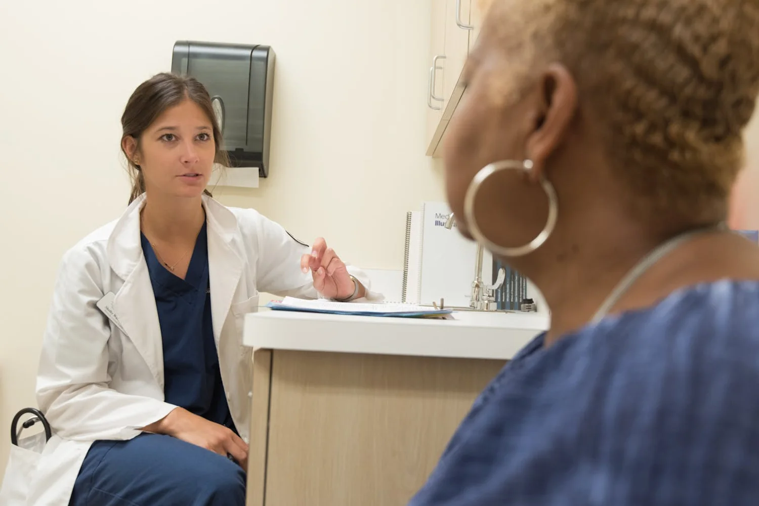 Fono Aprende Colombia · healthcare professional patient consultation