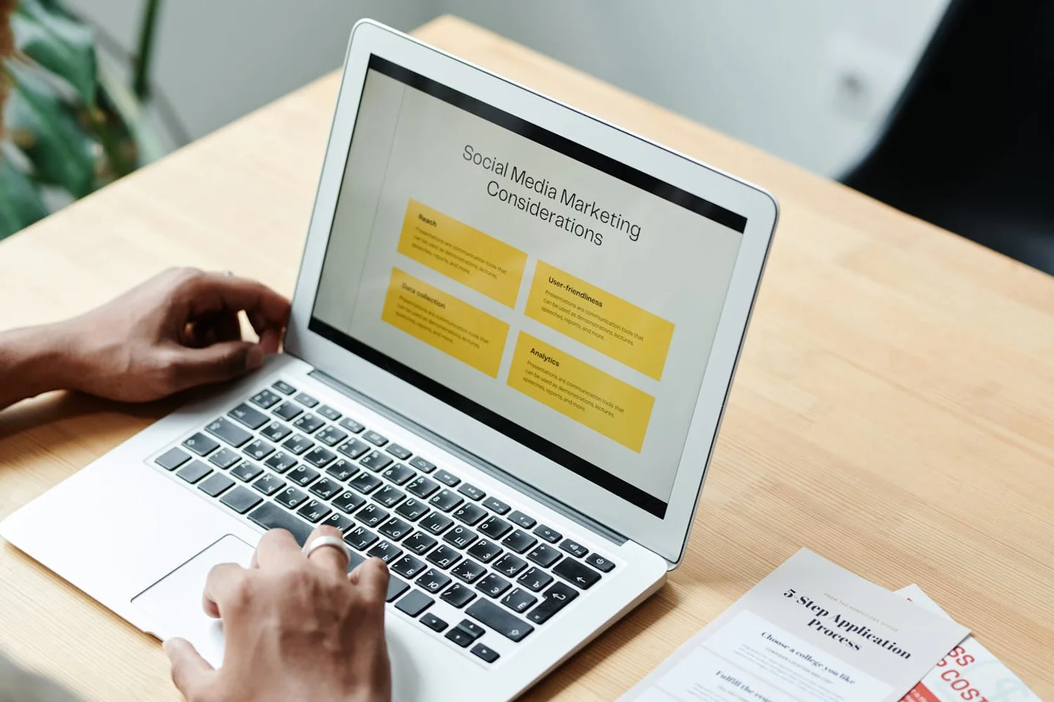 Fono Aprende Colombia · healthcare professional social media laptop