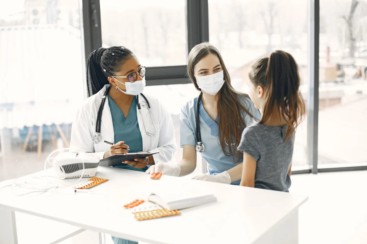 Fono Aprende Colombia · multicultural healthcare professional consultation