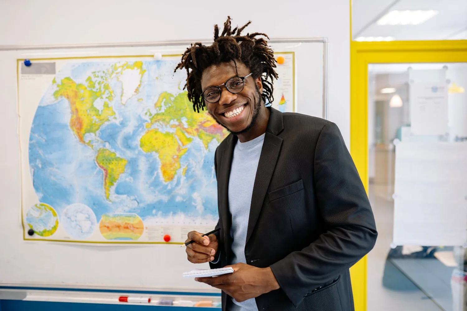 Fono Aprende Colombia · teacher classroom multicultural professional adult